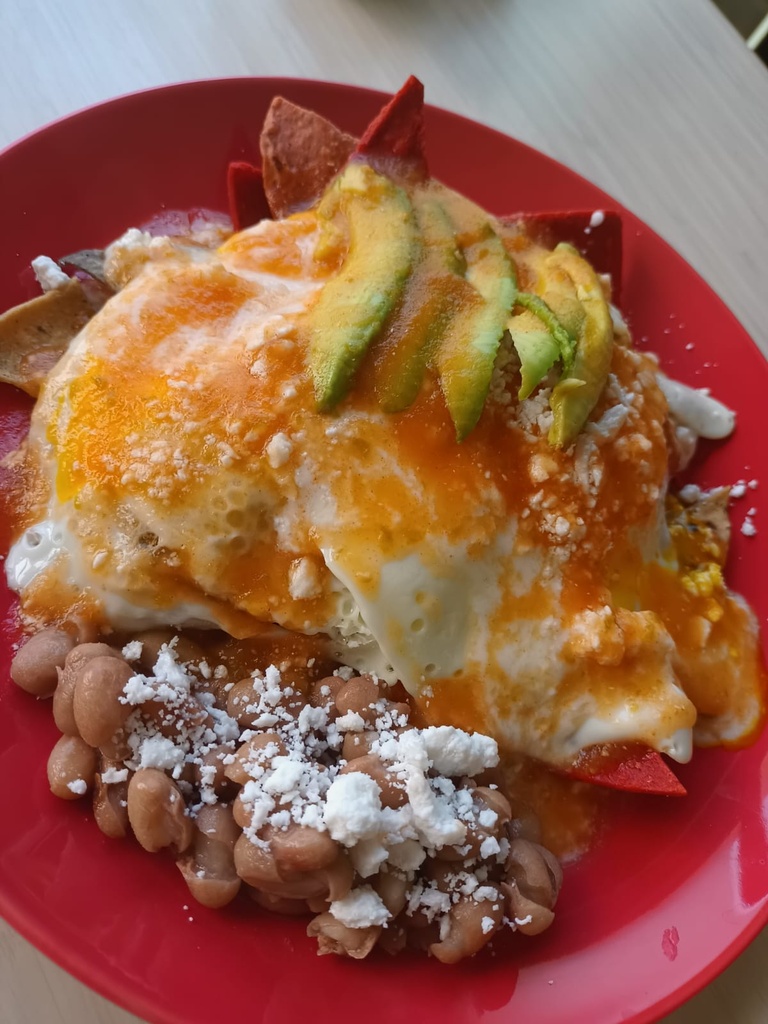 CHILAQUILES CON HUEVO O POLLO